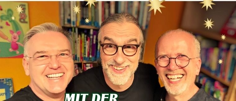 Plakat für die Buch & Co. Bibliotheksveranstaltung in Frohnleiten mit drei lächelnden Männern. Geplant für Sonntag, den 14. Dezember 2025, um 19:00 Uhr in Frohnleiten. Ort: Buch & Co., Hauptplatz 22. Tickets sind in der Bibliothek erhältlich.