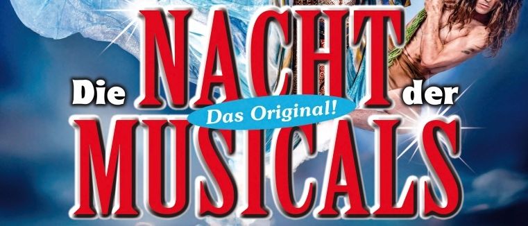 Ein Werbeplakat für 'Die Nacht der Musicals' mit verschiedenen Charakteren aus Musicals wie 'Frozen', 'Aladdin' und 'Der König der Löwen'. Das Plakat zeigt eine Mischung aus dramatischen und farbenfrohen Kostümen.