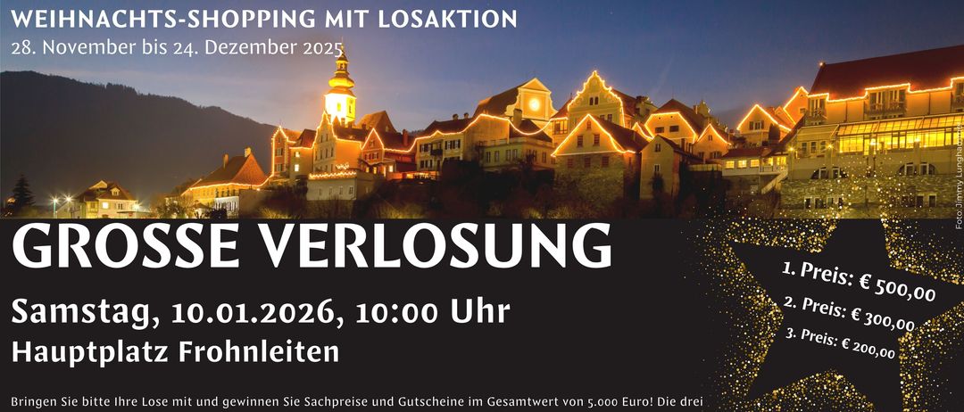 Die Werbung für das Shopping mit einem guten Zweck zeigt eine festlich beleuchtete Stadtnacht. Gewinne bis zu 5.000 Euro sind verfügbar. Gewinner werden bis zum 13. Januar 2026 auf www.frohnleiten.com bekannt gegeben. Die Gewinne können bis zum 30. Januar abgeholt werden.