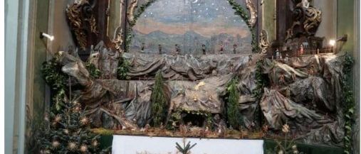 Ein Bild zeigt die Weihnachtskrippe einer Kirche mit einem Banner, das Krippenfuhrung liest. Das Datum und die Uhrzeit, 4. Januar 2026 um 11:00, werden unten angezeigt.