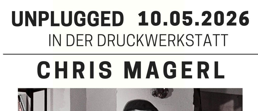 Ein Schwarz-Weiß-Foto eines Mannes, der eine Gitarre spielt. Er trägt einen Hut und ein Armband. Der Text lautet Chris Magerl, Beginn: 18:30 Uhr.