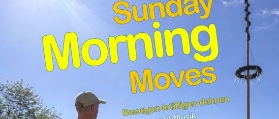 Ein Plakat bewirbt Sonntagmorgen-Bewegungen mit Peter Schultz, ein Fitness-Event mit Musik am 3. Mai 2026 von 9-10 Uhr, kostenlos.