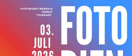 Plakat für die 9. Fotokunst-Biennale mit aufgelisteten Fotografen. Eröffnung am 3. Juli 2026 im Rathaus Frohnlleiten, Brucker Straße 2. Kuratiert von Michael Raimann.