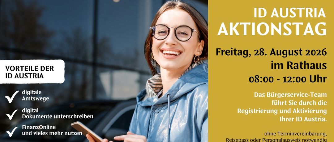 Eine Frau mit Brille und blauer Regenjacke lächelt und hält ein Telefon in den Händen. Das Bild hat einen gelben Rand und Text auf Deutsch.