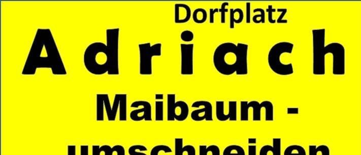 Ein gelbes Plakat kündigt eine 'Maibaum umschneiden' Veranstaltung am Sonntag, 23. August 2026, um 10:00 Uhr an. Es enthält Details zur Einweihung, Messe und anschließendem Frühstück. Musik wird von '7er Blech' und 'Die Reisinger-Buam' gespielt. Grillen und Kartoffelchips sind verfügbar.