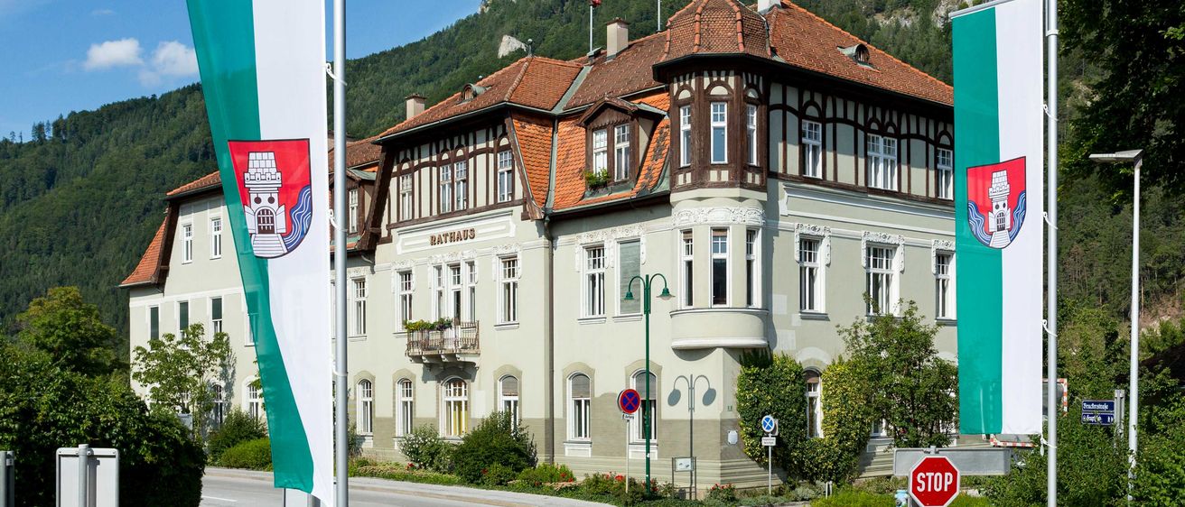 Bild enthält, Road Sign, Symbol, House, Housing, Villa, Road, Flag, City
