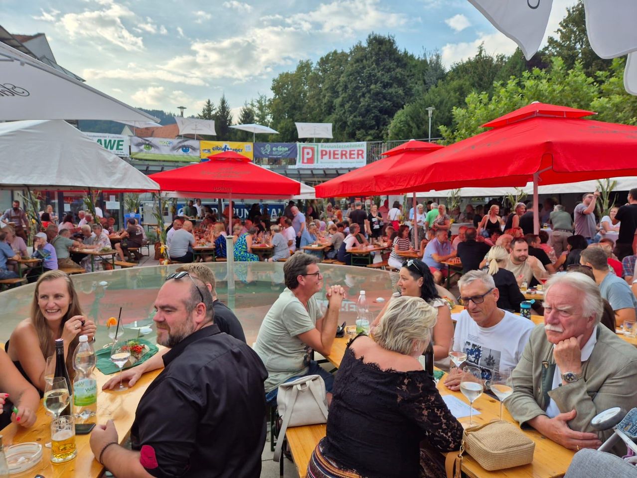 Bild enthält, Urban, Adult, Female, Person, Woman, Restaurant, Male, Man, City, People