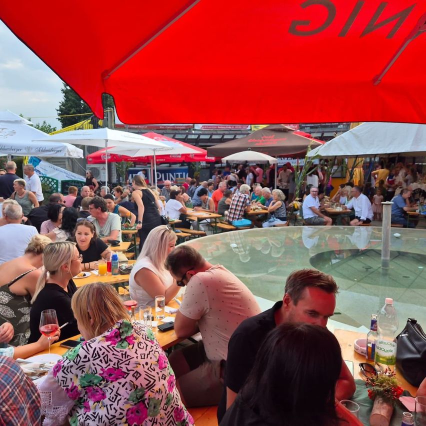 Bild enthält, Urban, Adult, Female, Person, Woman, Male, Man, Baby, City, Restaurant