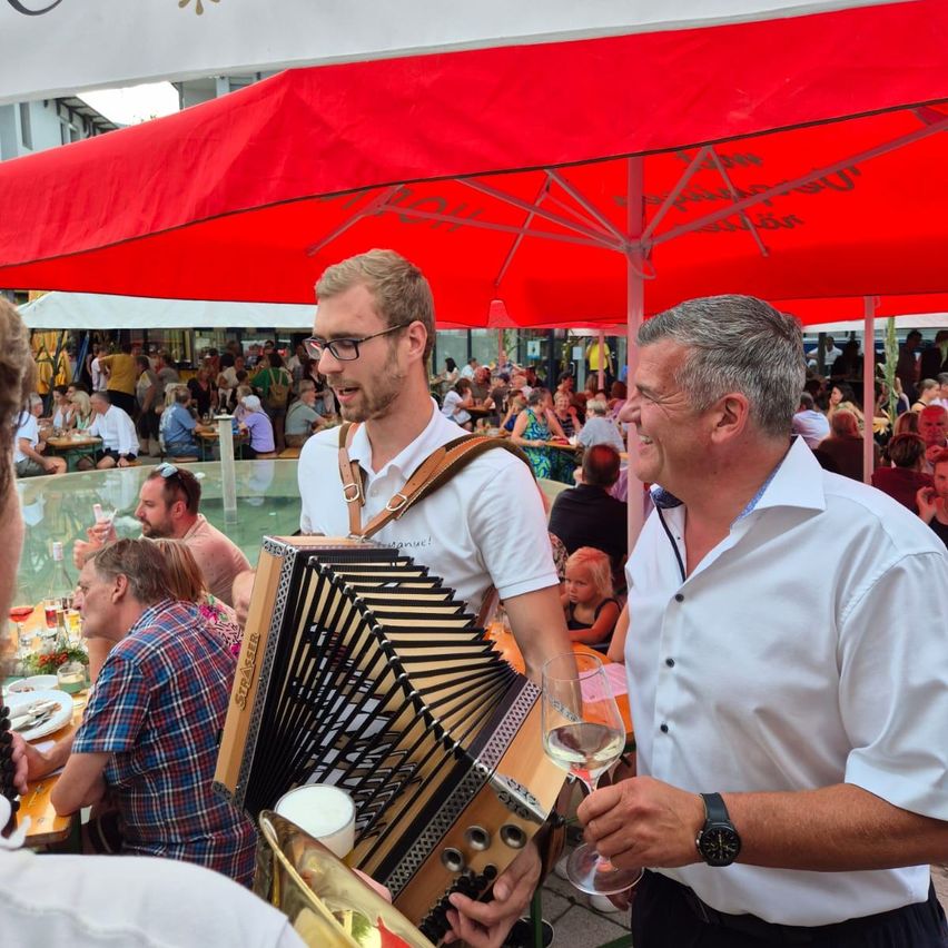 Bild enthält, Face, Person, Photography, Portrait, Adult, Male, Man, People, Musical Instrument, Glasses