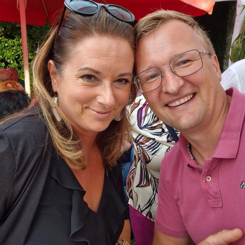 Bild enthält, Head, Photography, Portrait, Accessories, Glasses, Blouse, Earring, Sunglasses, Smile, Necklace