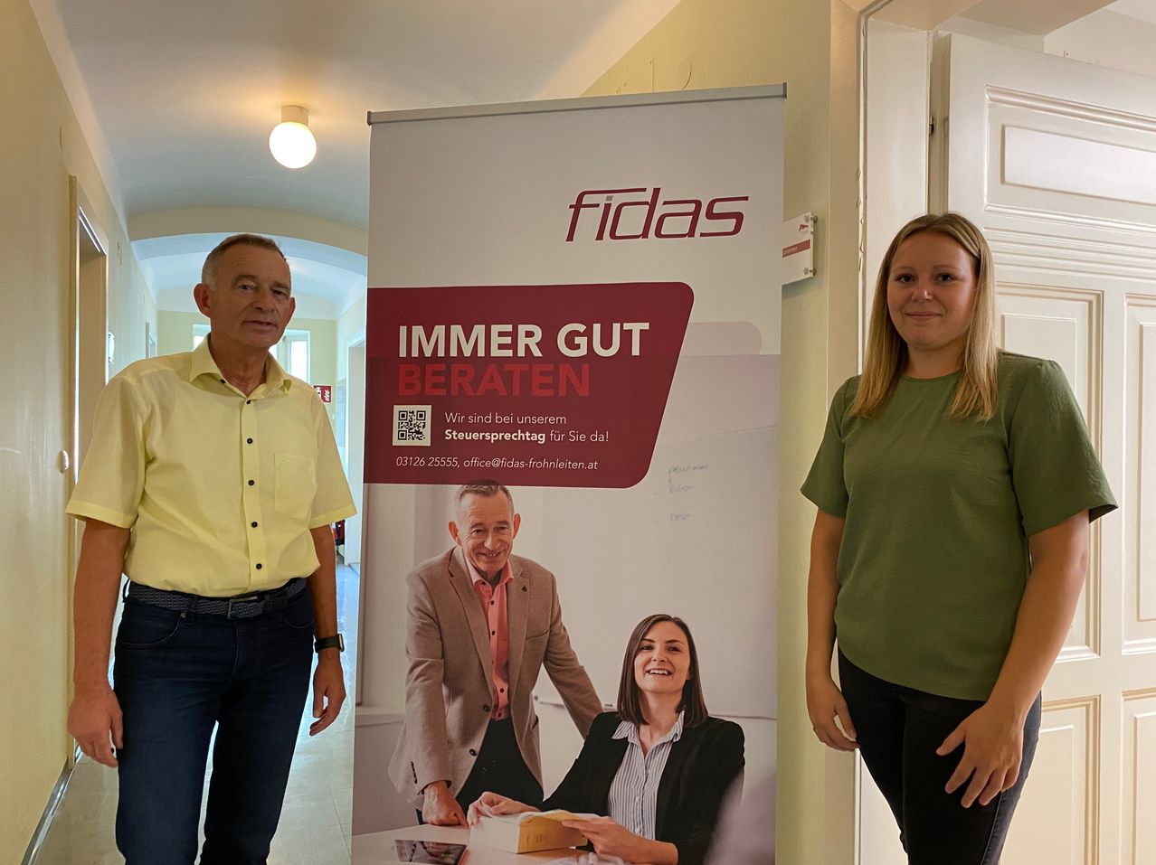 Bild enthält, Shirt, Jeans, Adult, Female, Person, Woman, Male, Man, Suit, Face