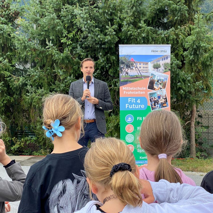 Bild enthält, Crowd, Person, Adult, Male, Man, Child, Female, Girl, Woman, People