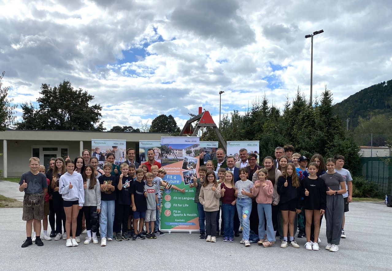 Bild enthält, Outdoors, Shelter, Pants, Tree, Person, Shorts, People, Suit, Jeans, Portrait