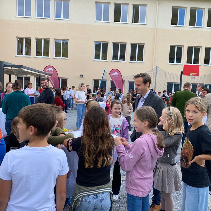 Bild enthält, People, Person, Pants, Boy, Child, Male, Adult, Female, Woman, Girl