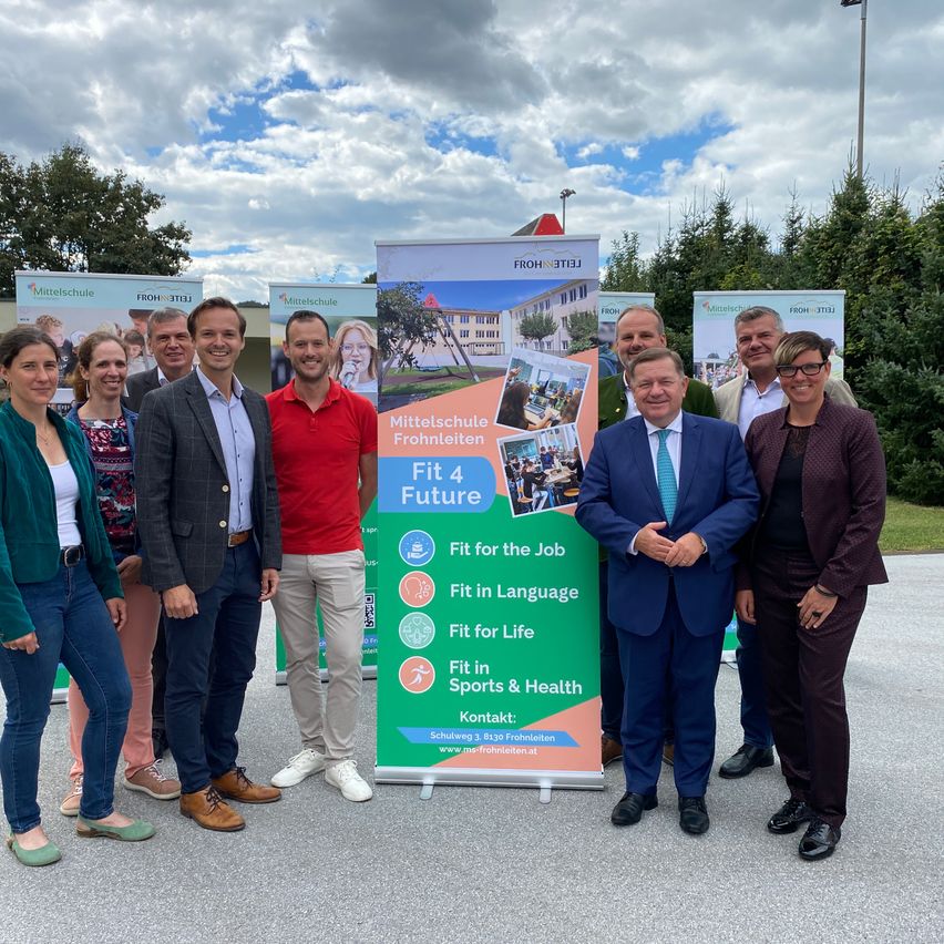 Bild enthält, Advertisement, Pants, Jeans, Groupshot, Person, Blazer, People, Adult, Male, Man