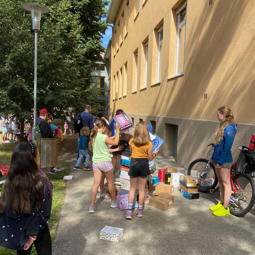 Bild enthält, Neighborhood, City, Shorts, Person, Child, Female, Girl, Teen, Wheel, Man