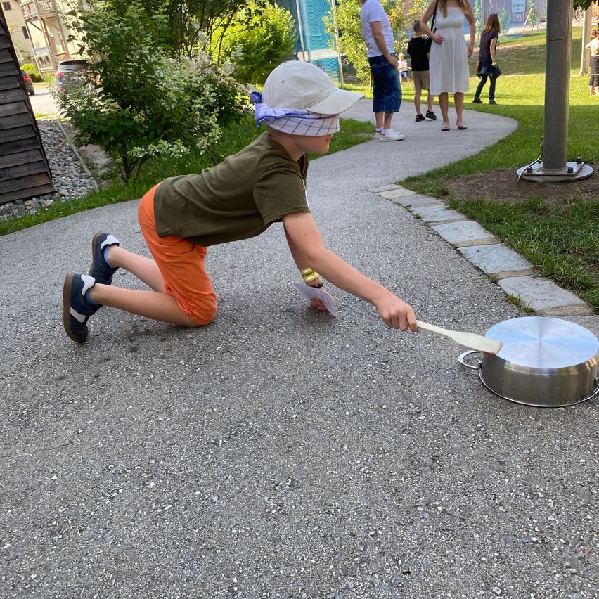 Bild enthält, Shorts, Road, Street, Baseball Cap, Boy, Child, Male, Person, Walking, Path