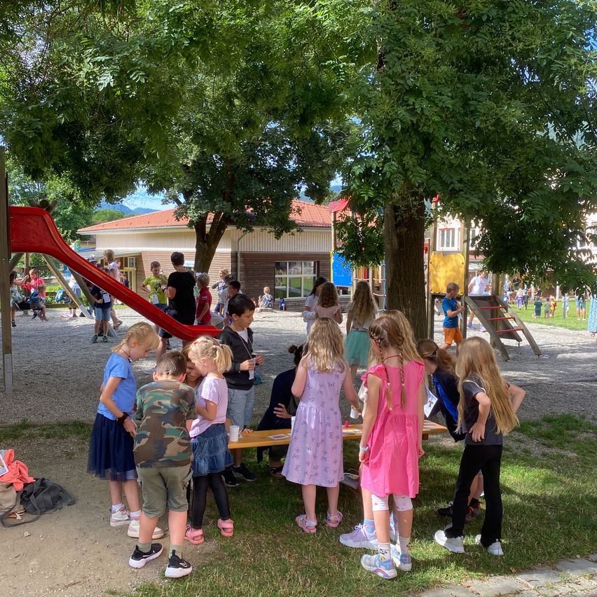 Bild enthält, Grass, Outdoors, Park, Child, Female, Girl, Person, Boy, Male, Play Area