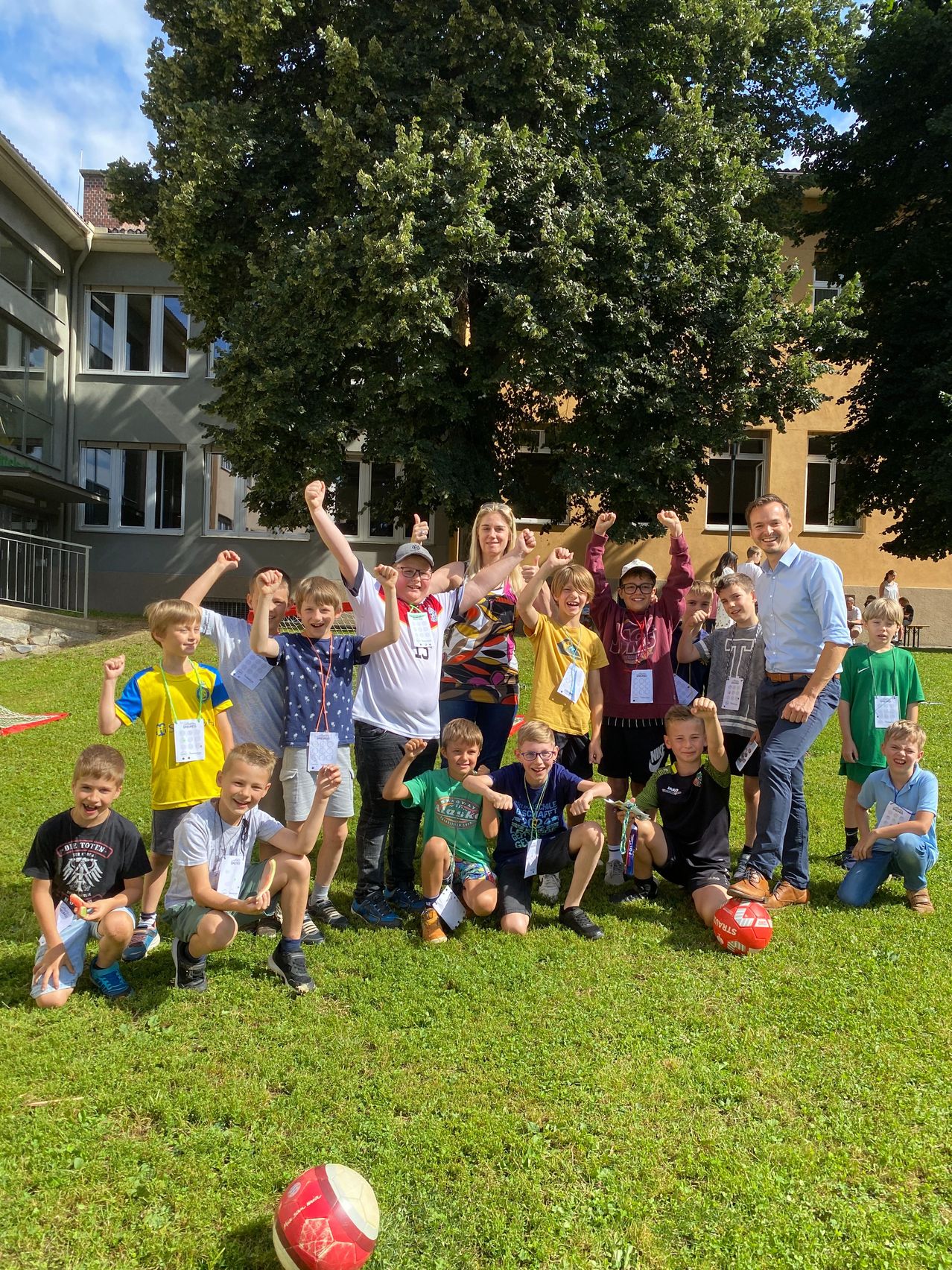 Bild enthält, Grass, People, Person, Soccer Ball, Photography, Portrait, Neighborhood, Backyard, Yard, Child