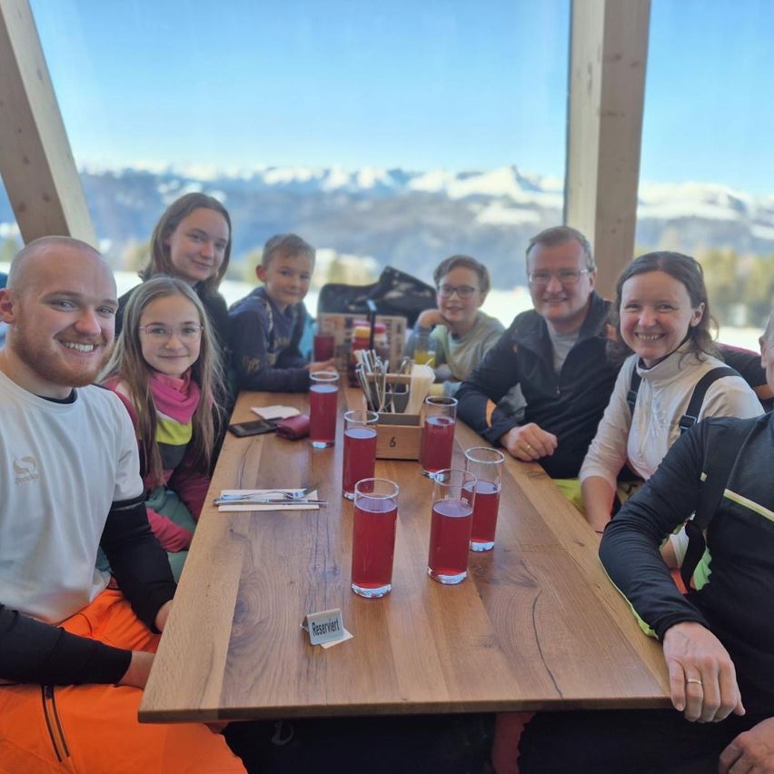 Bild enthält, Dining Table, Table, Dining Room, Person, Portrait, People, Adult, Male, Man, Tabletop