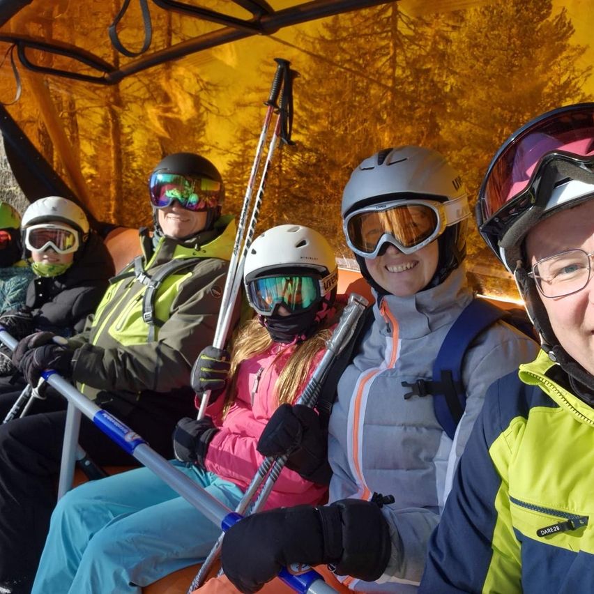 Bild enthält, Coat, Outdoors, Shelter, Helmet, Person, Selfie, Adult, Male, Man, Nature