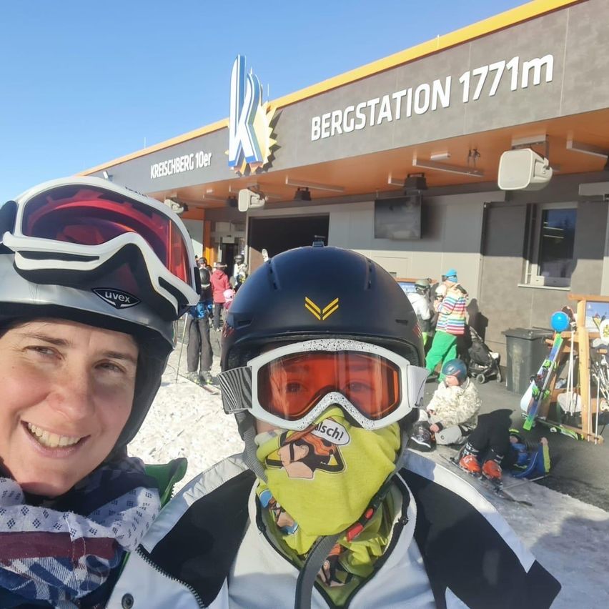 Bild enthält, Helmet, Hardhat, Head, Person, Photography, Portrait, Shelter, Accessories, Coat, Jacket