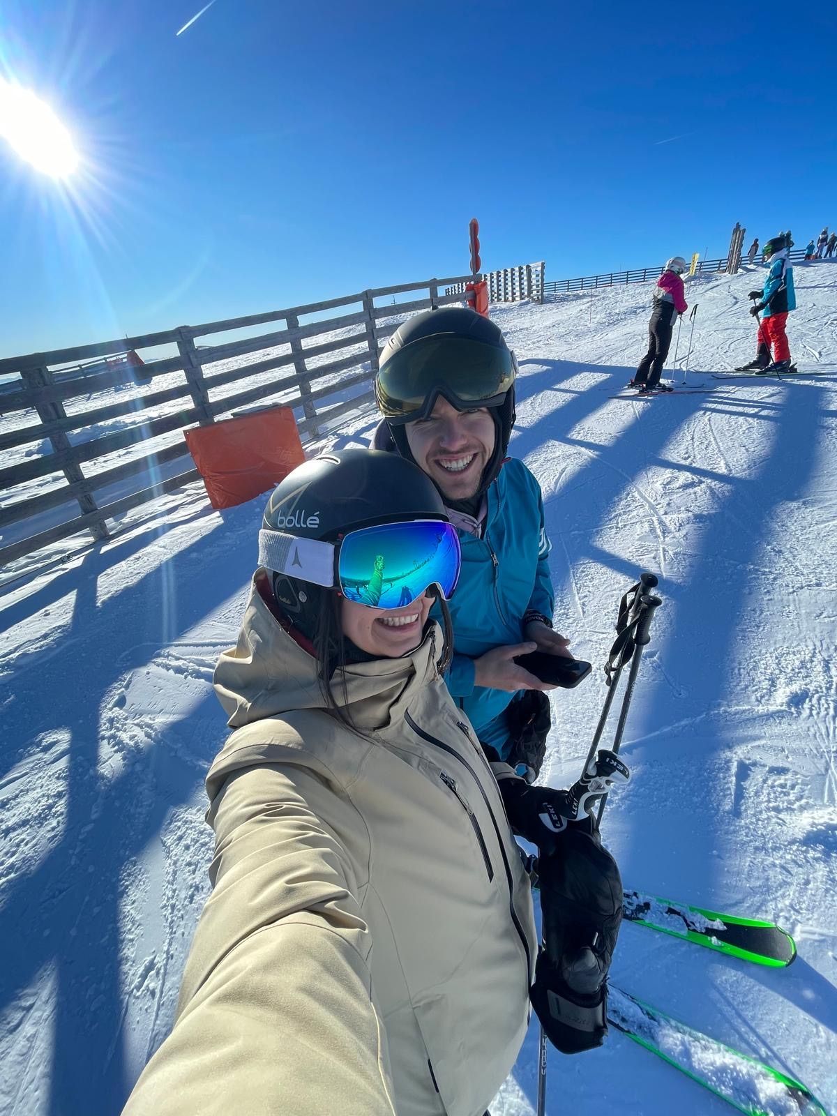 Bild enthält, Face, Person, Selfie, Nature, Outdoors, Helmet, Snow, Skiing, Sky, E-scooter