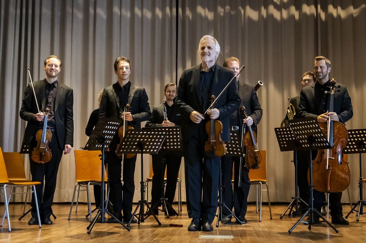 Bild enthält, Group Performance, Person, Adult, Male, Man, Music Band, Musical Instrument, Musician, Performer, Violin