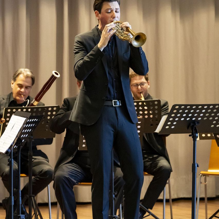 Bild enthält, Musical Instrument, Trumpet, Flugelhorn, Belt, Adult, Male, Man, Person, Group Performance, Performer