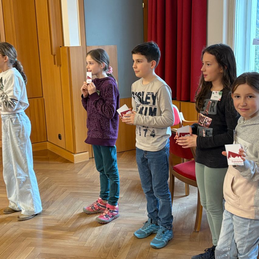 Bild enthält, Hardwood, Wood, Floor, Flooring, Plywood, Pants, Person, Female, Girl, Teen