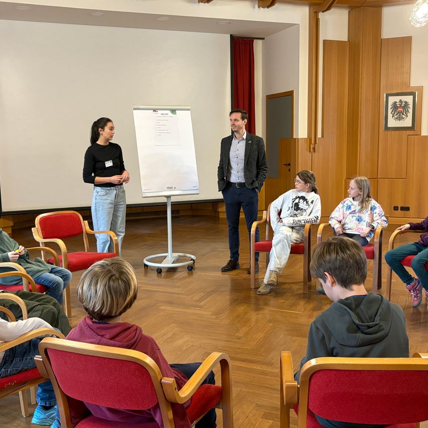 Bild enthält, People, Person, Crowd, Child, Female, Girl, Boy, Male, Teen, Chair