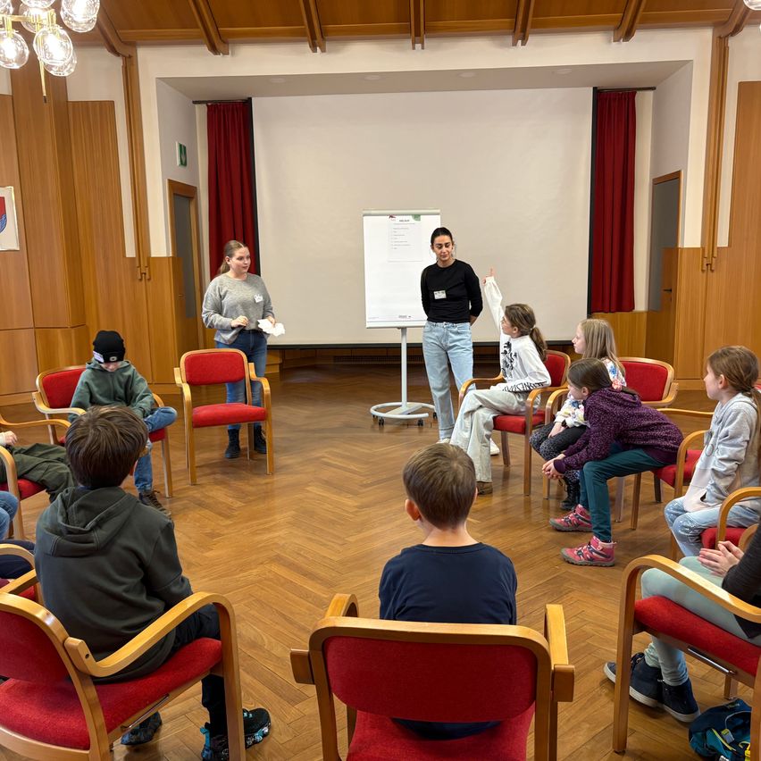Bild enthält, People, Person, Crowd, Chair, Child, Female, Girl, Boy, Male, Classroom