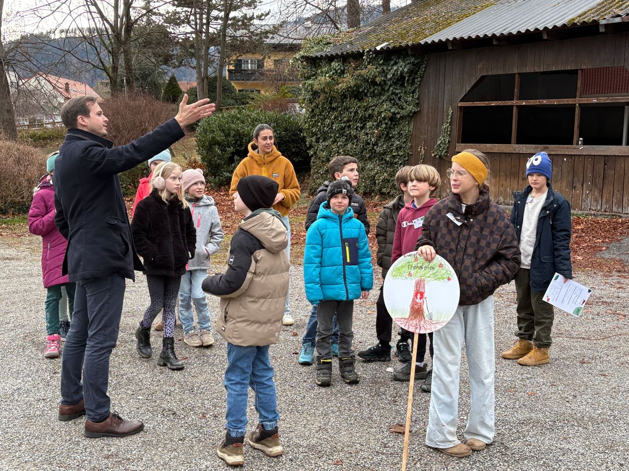 Bild enthält, Pants, Coat, Soil, Jacket, Adult, Male, Man, Person, Jeans, People