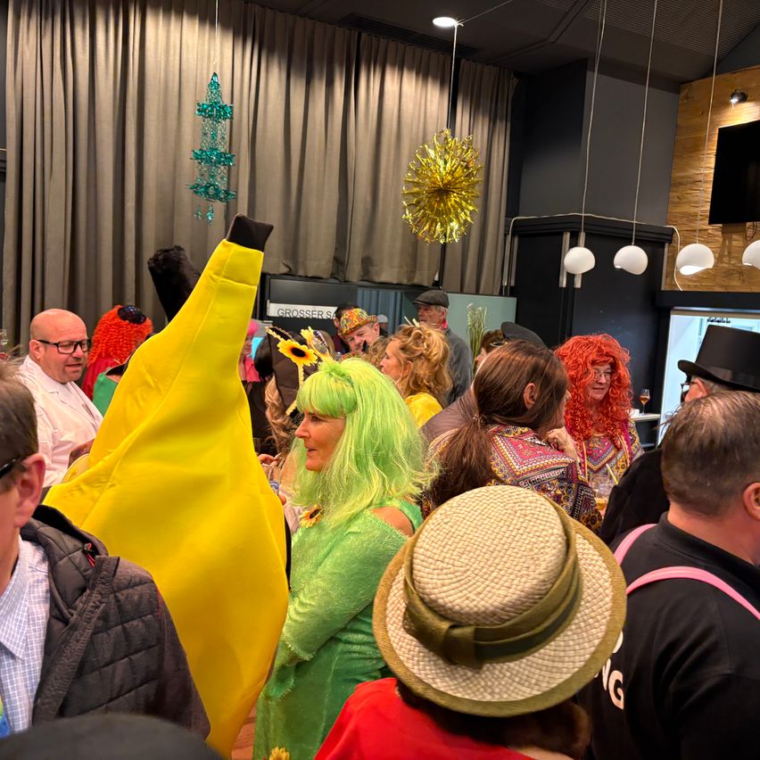 Bild enthält, Sunglasses, Hat, Adult, Female, Person, Woman, Male, Man, Face, People