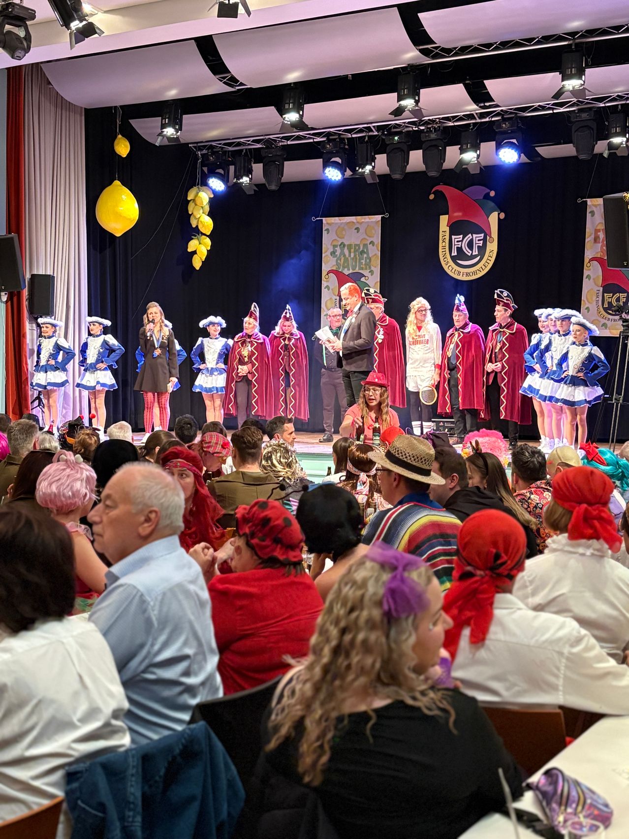 Bild enthält, Stage, Adult, Male, Man, Person, People, Female, Woman, Crowd, Face