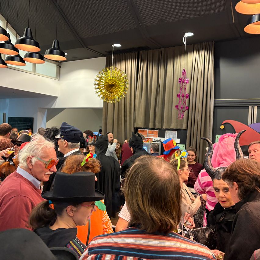 Bild enthält, Adult, Female, Person, Woman, People, Clothing, Hat, Male, Man, Face