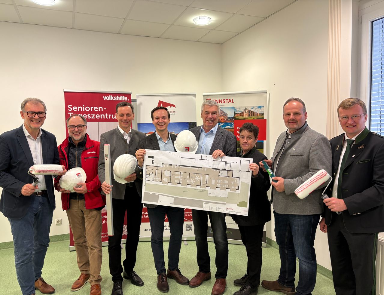 Bild enthält, People, Person, Adult, Male, Man, Suit, Groupshot, Coat, Jeans, Shoe