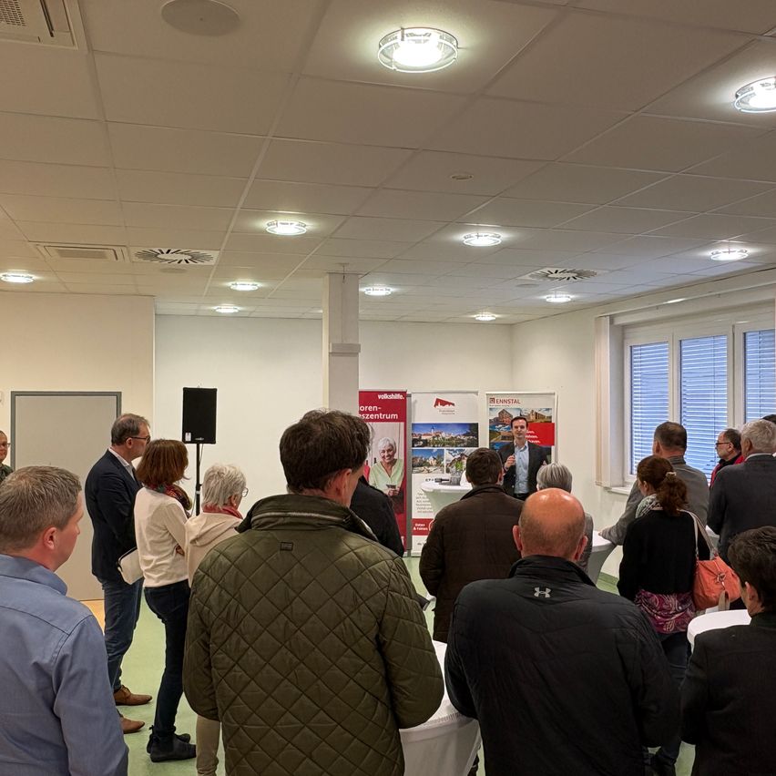 Bild enthält, People, Person, Adult, Male, Man, Female, Woman, Crowd, Building, Screen