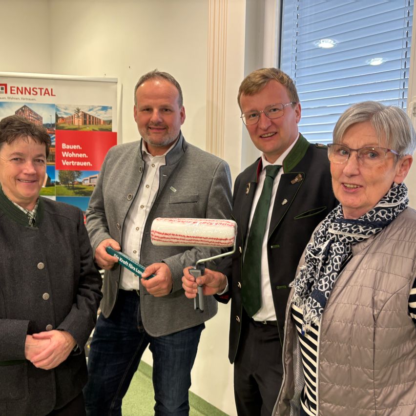 Bild enthält, Coat, Jacket, Blazer, People, Person, Adult, Male, Man, Female, Woman