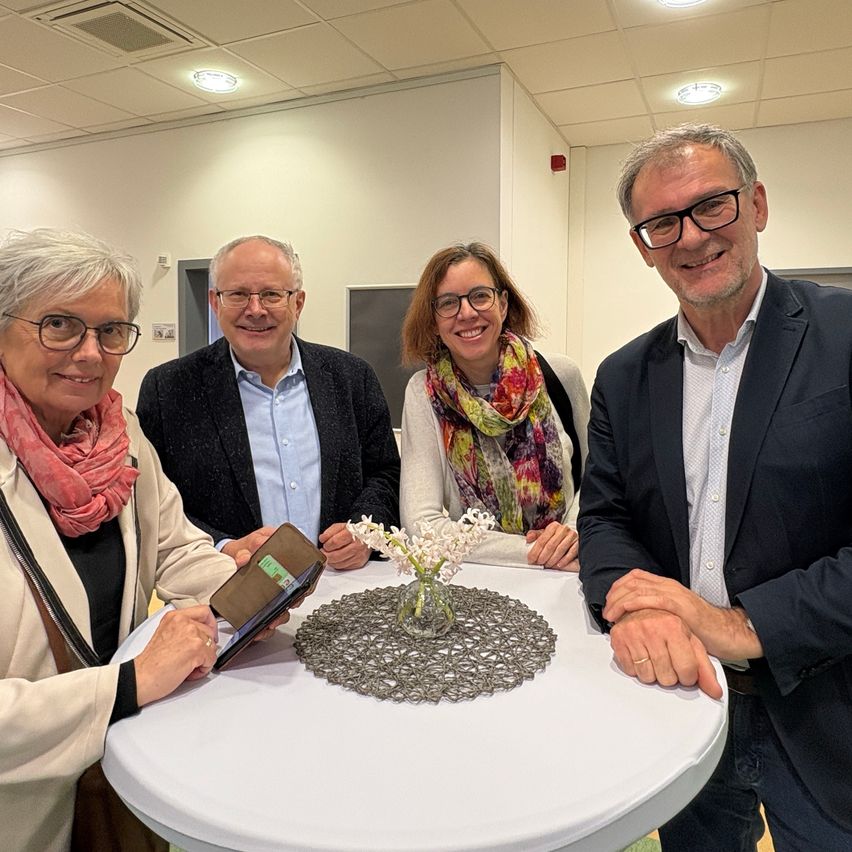 Bild enthält, Table, Adult, Male, Man, Person, Coat, Female, Woman, Blazer, People