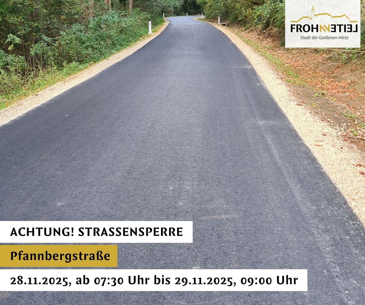 Eine leere Straße mit einer neuen Asphaltdecke, umgeben von Bäumen und Pflanzen. Der Text weist auf eine Straßensperrung vom 11. November 2025, 07:30 Uhr bis 29. November 2025, 09:00 Uhr hin.