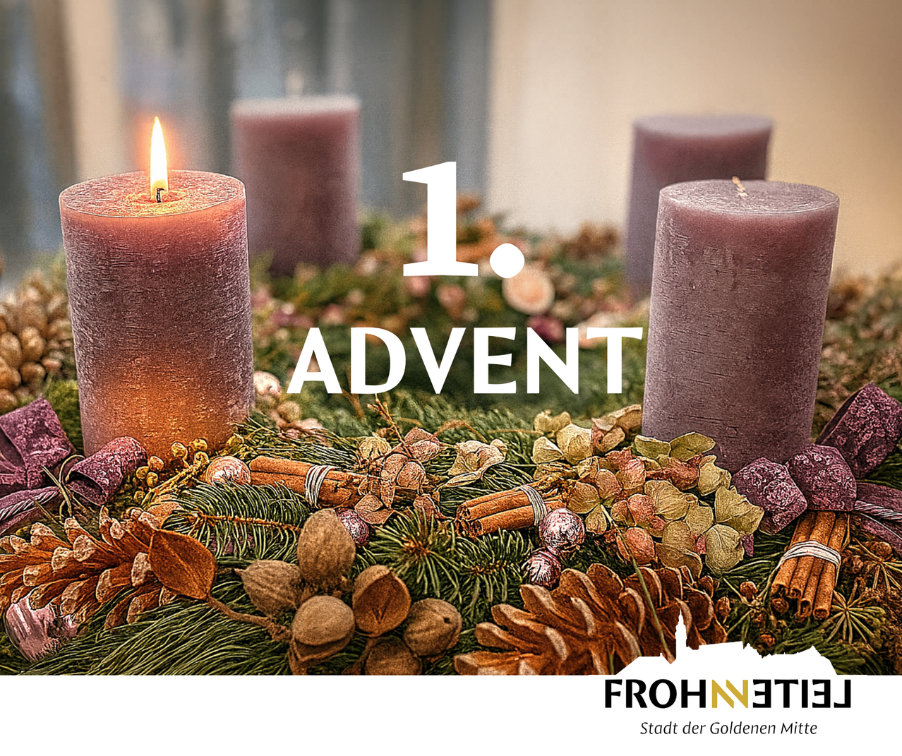 Das Bild zeigt einen Adventskranz mit vier brennenden Kerzen, die mit '1. Advent' beschriftet sind. Er ist von Tannenzweigen, Tannenzapfen und Zimtstangen umgeben und vor einem unscharfen Hintergrund dargestellt.