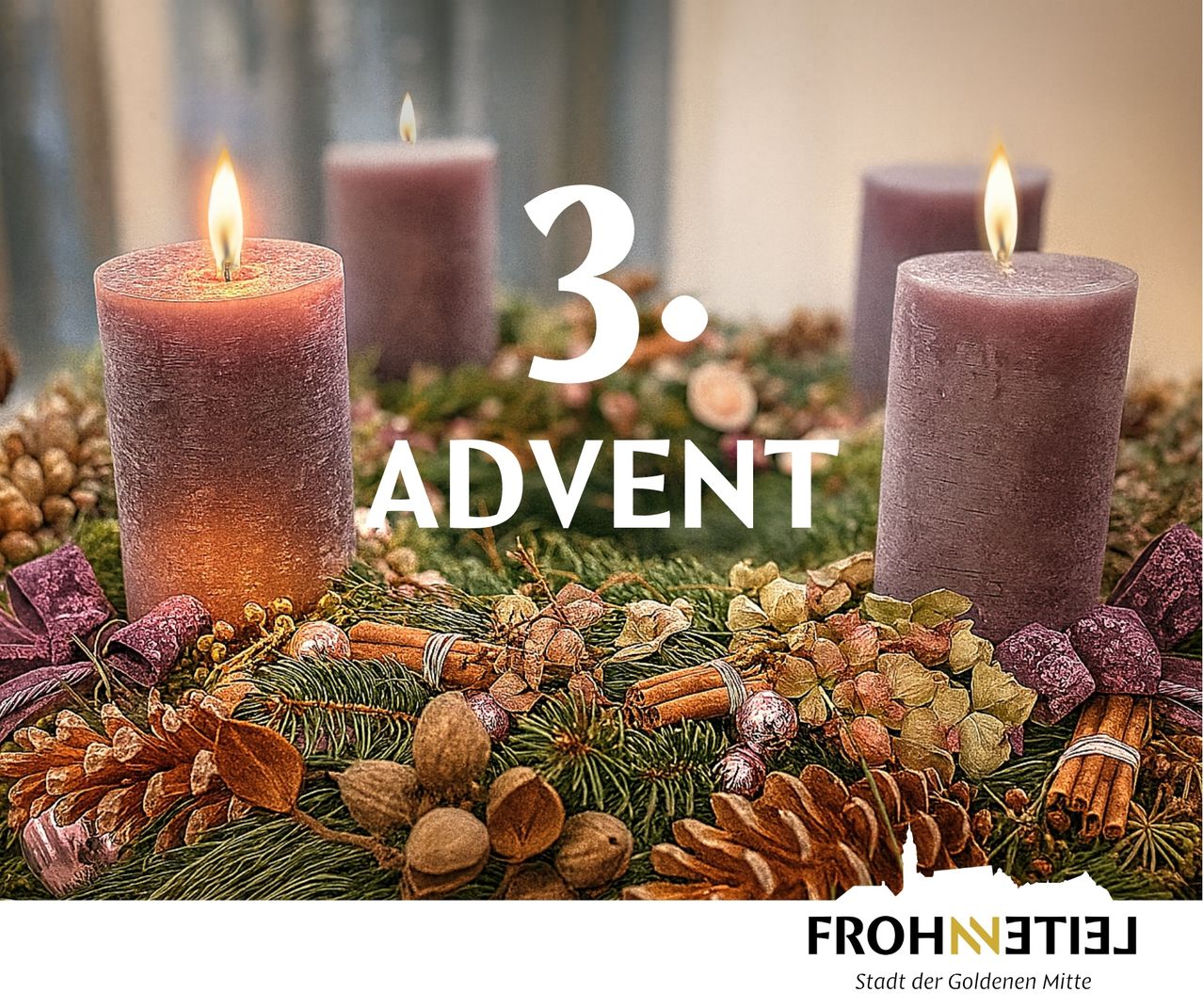 Ein Kranz mit vier brennenden Kerzen und Tannenzapfen, Zimtstangen und Herbstblättern. Die Zahl drei ist in der Mitte mit dem Wort Advent darunter. Das Logo Frohnleiten ist unten.
