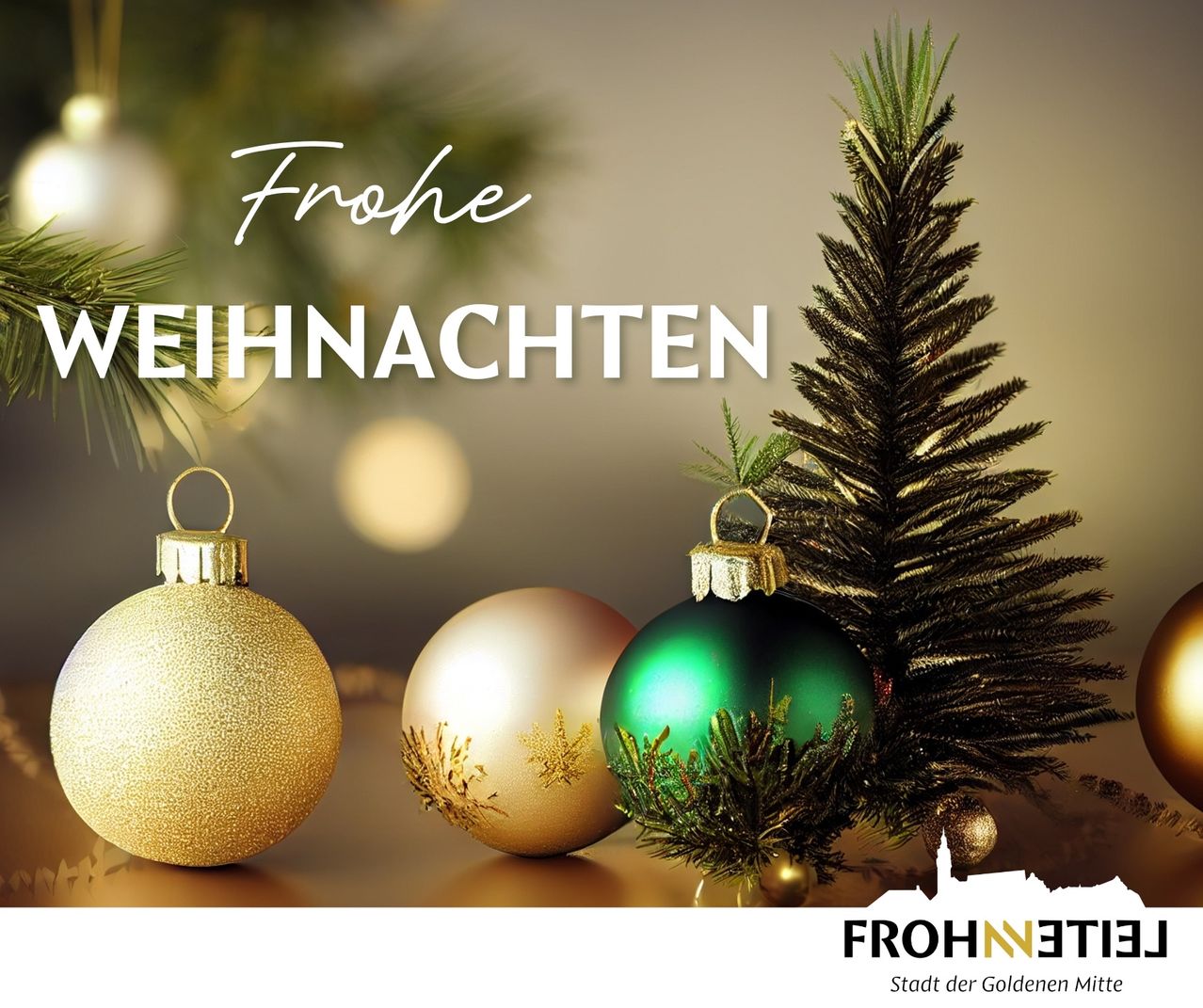 Ein festlicher Weihnachtsgruß mit drei Kugeln und einem kleinen Baum. Der Baum ist grün, mit goldenen und grünen Kugeln. Die Worte 'Frohe Weihnachten' sind in Weiß geschrieben. Unten befindet sich das Frohnleitner-Logo.