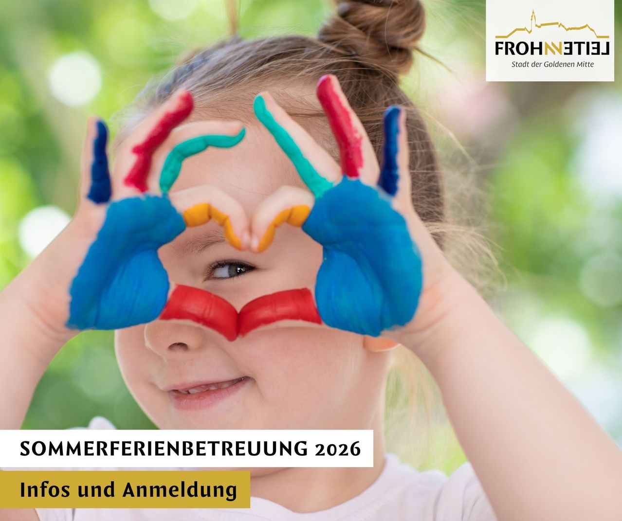 Ein junges Mädchen mit von Farbe bedeckten Händen, die ihre Finger zu einem Herz formen. Sie trägt ein weißes T-Shirt und hat ihre Haare zurückgebunden. Das Bild bezieht sich auf die Sommerferienbetreuung 2026.