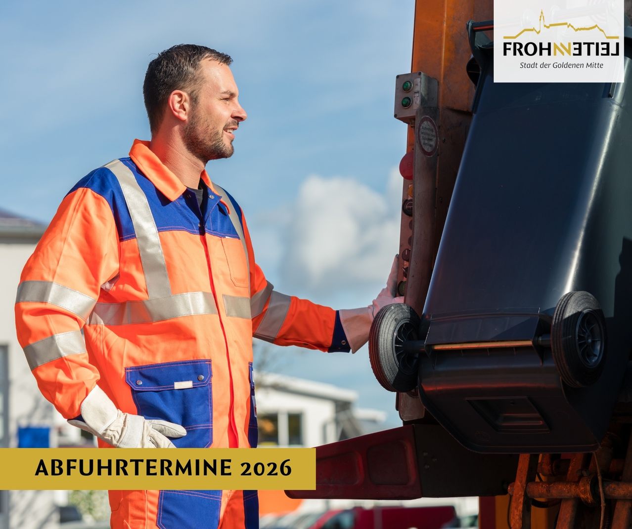Ein Mann in oranger und blauer Uniform bedient einen Müllwagen. Der Wagen hat Räder und Knöpfe. Das Bild hat einen Wasserzeichen, der Frohne liest.
