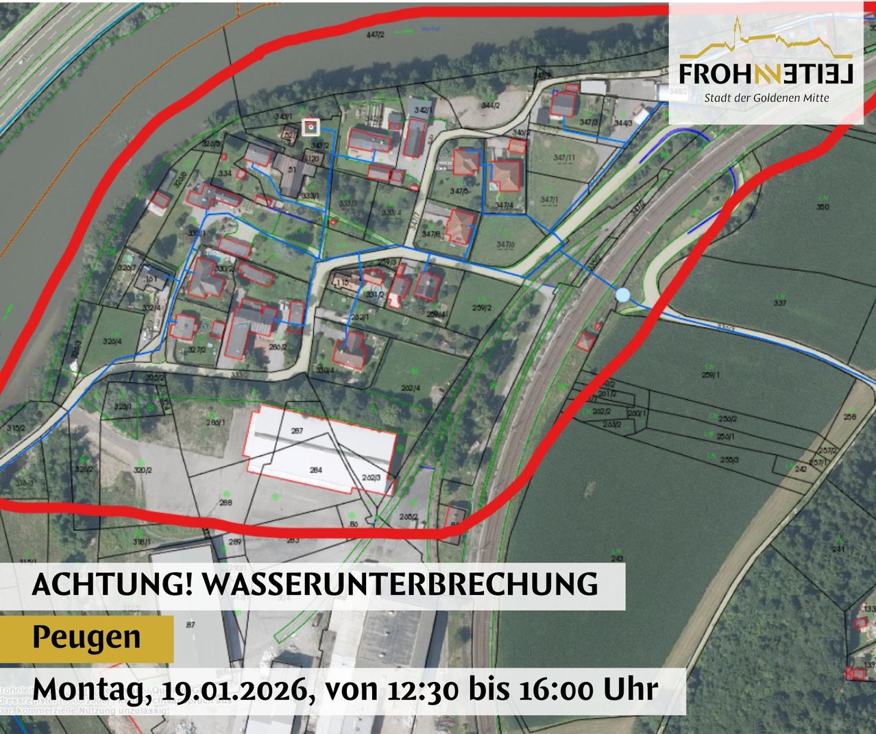 Eine Luftaufnahme zeigt ein Grundstück mit einer roten Linie, die einen Wasserberechnungsbereich anzeigt. Ein weißer Rechteck hebt einen bestimmten Bereich hervor. Die Karte enthält verschiedene Grundstücke, Zahlen und Textüberlagerungen.