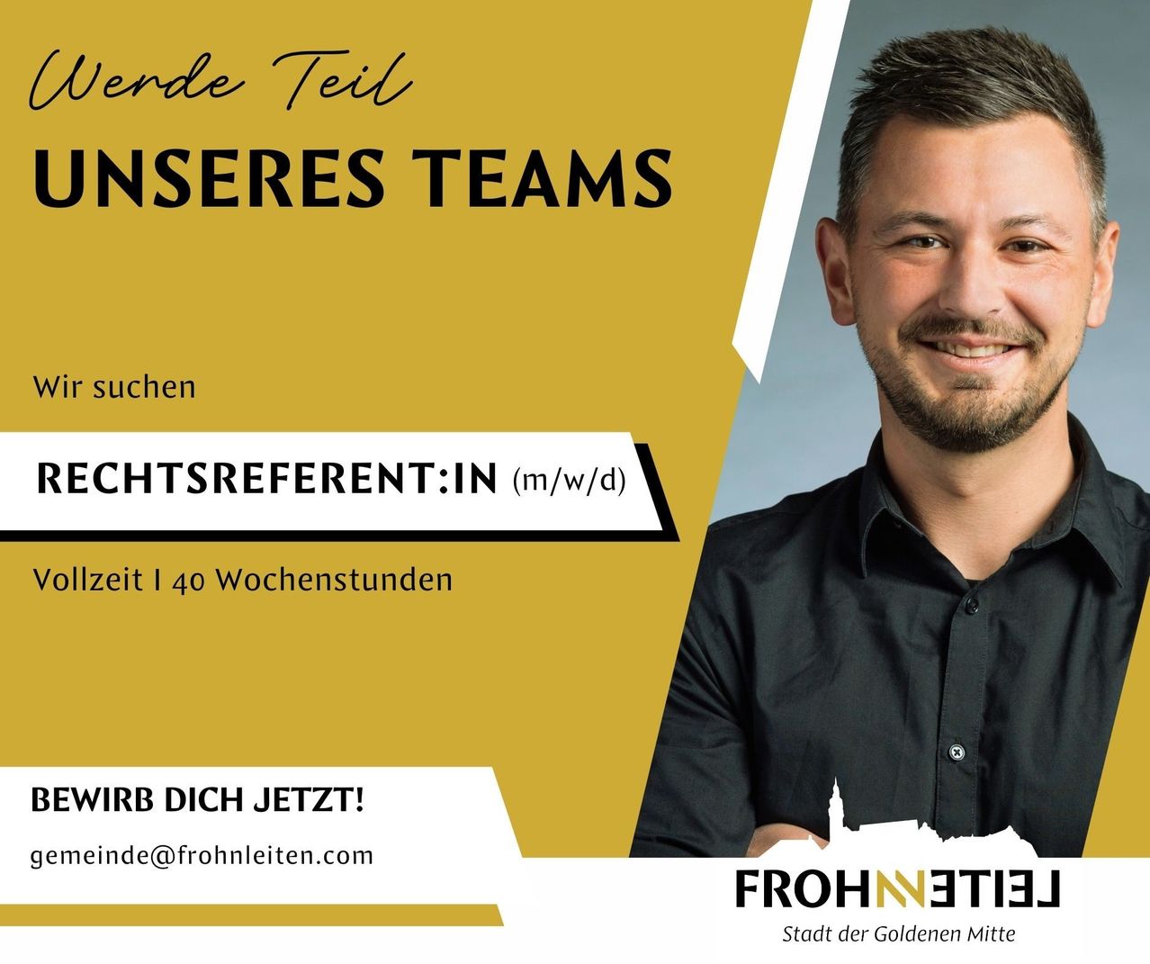 Stellenausschreibung für einen Rechtsberater in einer Stadt mit 40-Stunden-Woche. Das Bild zeigt einen lächelnden Mann in einem schwarzen Hemd.