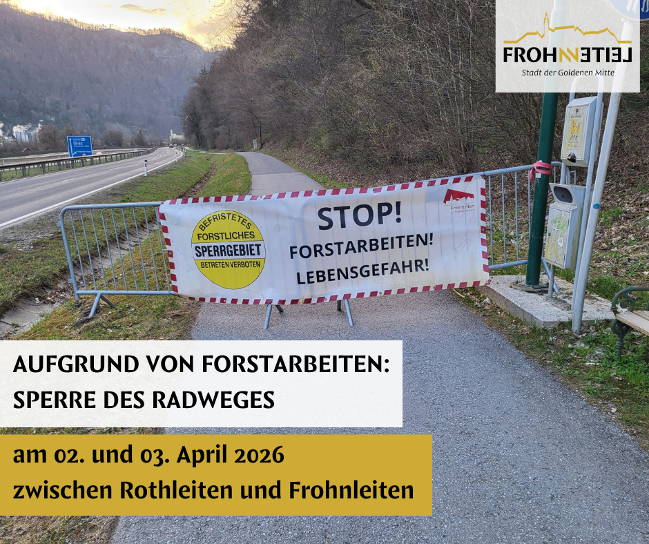 Das Bild zeigt eine Straße mit einem STOP-Schild, einer Absperrung und einem Schild für Waldarbeiten. Eine Nachricht auf Deutsch lautet "Stopp Waldarbeiten" und "Aufgrund von Waldarbeiten: Gefahr für Radfahrer." Das Datum ist 02. und 03. April 2026.