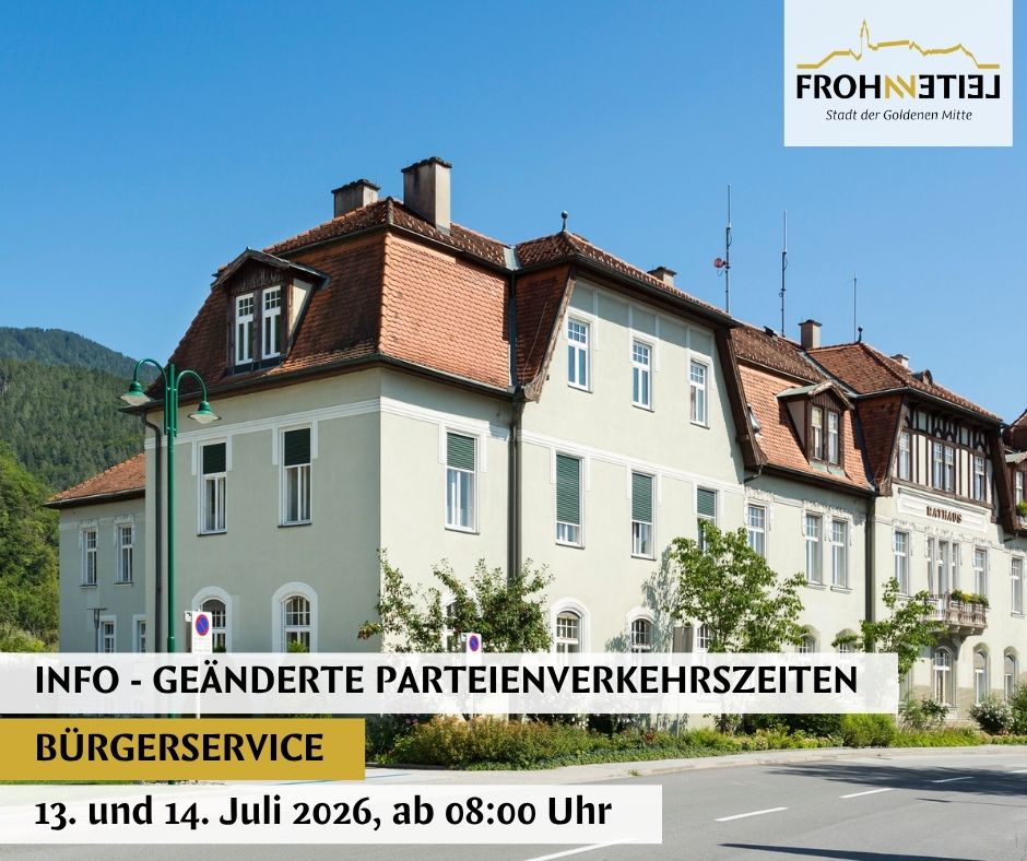 Ein Foto eines Gebäudes mit mehreren Fenstern und Schornsteinen, Bäumen und Straßenlaterne. Es hat Text, der FO - Geänderte Parteiverkehrszeiten und Burgerservice und 14. Juli 2026, ab 08:00 Uhr lautet.